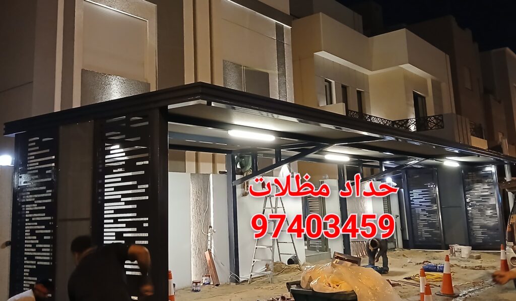 حداد مظلات يقوم بتركيب الهيكل المعدني للمظلة