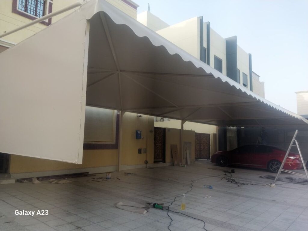 مظلات سيارات قوية ضد الرياح في الكويت لحماية السيارات